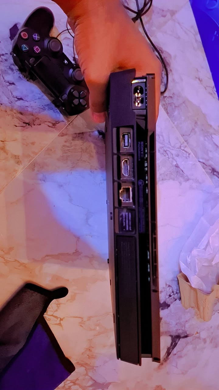 Ps4 البيع نص تيره جهاز نضافه 99/كامل ملحقاته وير شحن اجدي مايك جهاز على وضع شركه سعر 200قفل وتساب ***********
