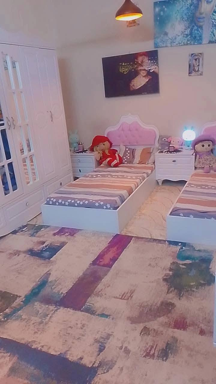 سلام عليكم بيت بلاربع شوارع حي الاساتذه قرب صالون امال المربع الذهبي مساحه 200متر طابق الاول طابوق غرفتين جوه صاله دوانيه  مطبخ وصحيات حديقه مناور عدد2 الطابق الثاني نص طابوق ونص ثرمستون يتكون من غرف عدد3 ومطبخ وصحيات ومخزن بطابق الثالث سنه البناء 2012الطابق الثاني 2019 سعر البيت 390
***********
***********
