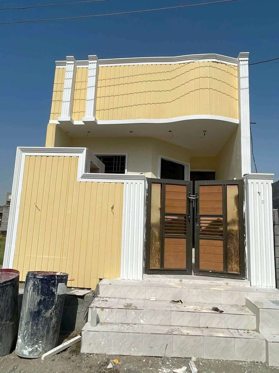 السلام عليكم 
بيت للبيع المساحة 100م واجهه 5 نزال 20 طابو زراعي سند 25 المكان ديالى بهرز حي الشرطة خلف جامع الشكور بناء حديث محد كاعد بي بناء فول كامل مكمل من ماء مجاري كهرباء كل شي ما معوز بي استقبال وصالة من ضمنها الدرج ومطبخ وحمام كبير وغرفة ومنور وبيتونه كامله وستارة كامله ما بي اي نقص الحمدلله واجهيه فوم شغل درجة اولى السعر 57 وبي مجال بسيط 
للاستفسار ***********
