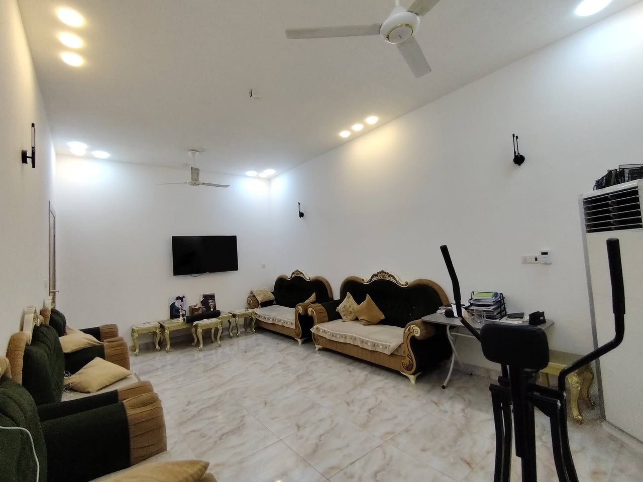 بيت للبيع زراعي المساحة ٢٥٠ بناء جديد درجة أوله طبوق كونكريت السطح شتايگر الشموع نهاية شارع المدارس على شارع ٣٠ الريس كلش مرتب البيت تفصيل ستقبل كبير مطبخ حار وبارد منور عدد ٢ غرف نوم عدد ٤ نضام فول سويت صاله دخليه كبيره مجمع صحيات دخليه وخارجيه خريطه هندسي كلش متعوب عليه البيت خير من الله تعال وكعد تفصيل أكثر مكتب الضامن للعقار خنيطله شارع الكراج *********** #سوق_الشيوخ #تشطيب_درجة_أولى#مكتب_الضامن_للعقار
