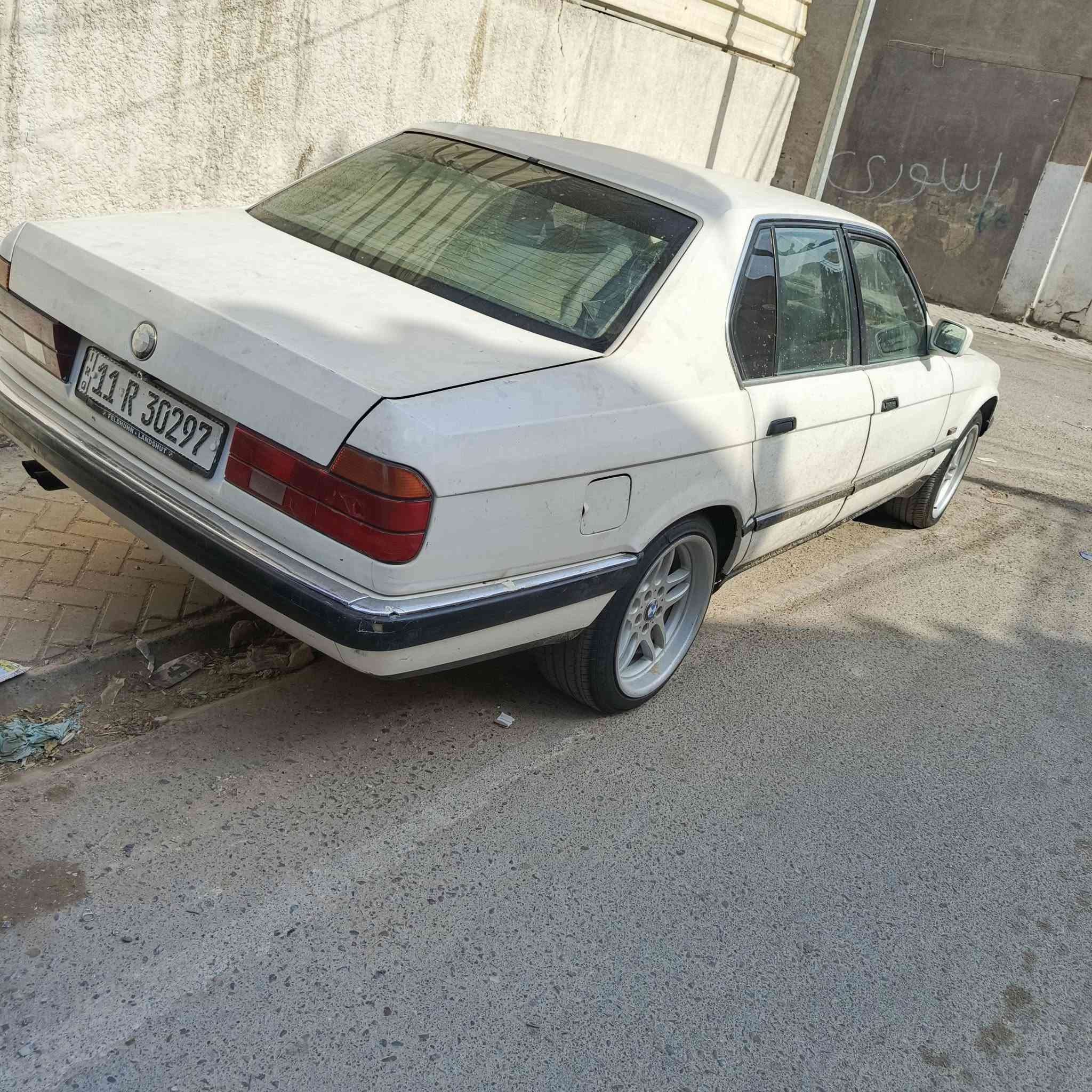 السلام عليكم بيءم للبيع 735 محرك كفاله كير عادي تخم تاير جديد ويل كب ام تو سايز صدر اماي تعبان صدر خلفي جديد السياره بلاديه ممصبوغه بس بيها طخات وضربه بل جاملغ الخلفي غرفتها نضيفه بس بطاين اماميه تعبانه وخياس بس قاعده باتري بس تبريد ويه السويج فتحه شغاله 
موديل 88رقم بغداد نكليزي تحويل ثاني يوم مكان السياره بغداد زعفرانيه سعر 40ورقه وبيها مجال ***********
