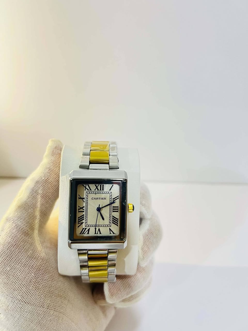 كارتير تانك (Cartier Tank) – الأناقة الكلاسيكية بين يديك مناسبة للمناسبات والاستعمال اليومي والإهداء ✨
تصميم مستطيل فاخر يجمع بين الأصالة والعصرية،بلمسات تعكس ذوقك الرفيع وبأربع الوان 😍.

المواصفات والتفاصيل:

🪙 المعدن: ستانلس ستيل وزن ثقيل مقاوم للصدأ.
⚜️ التصميم: هيكل مستطيل مع أرقام رومانية كلاسيكية وحجر أزرق ملكي على تاج الضبط.
✍️ التوثيق: ختم شعار كارتير متوفر على المينا، الظهر، وقفل الساعة.

السعر للقطعة الواحدة 14 الف والتوصيل مجاني
السعر للقطعتين 25 الف 
مع بوكس هدية مناسب للإهداء
التوصيل متوفر لجميع محافظات العراق 🇮🇶 
للتواصل عبر مراسلتنا او عن طريق الواتساب
***********
كارتير تانك (Cartier Tank) – الأناقة الكلاسيكية بين يديك مناسبة للمناسبات والاستعمال اليومي والإهداء ✨
