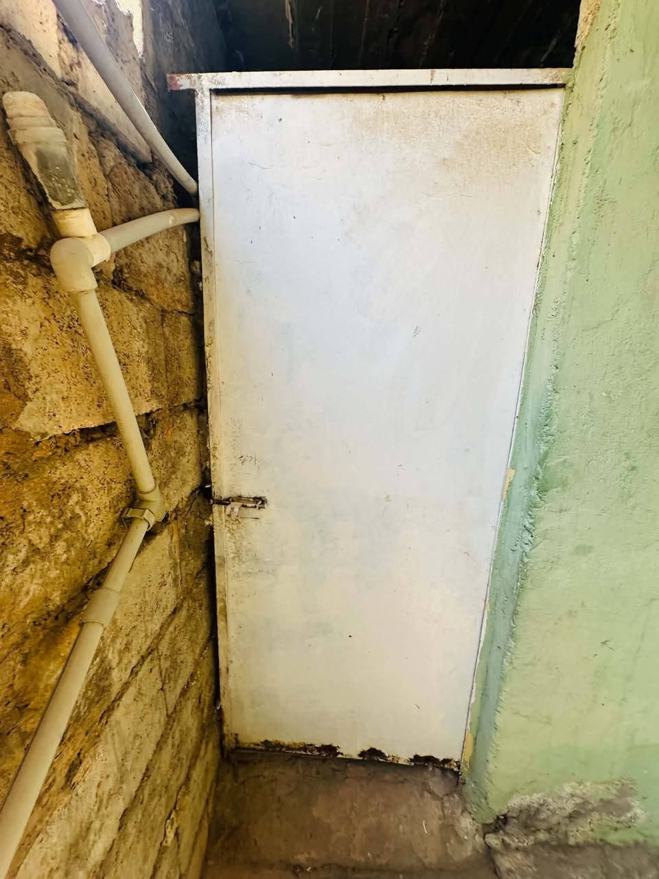 بيبان سكه خارجي مع خدمي  صحيات وكليدور وشبابيك وقمريه طول 16متر مستعجل عل بيع رقم مبايل ***********
