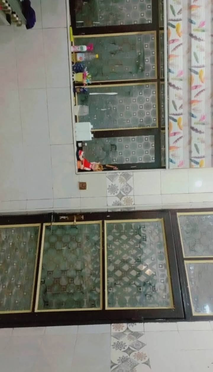 يا الله يا رزاق 
بيت للبيع قرب مدرسة الرحمن المساحة 150 متر يحتوي على طارمة ومطبخ وبراني وصالة وغرفة وصحيات داخليةو خارجية مطلوب للاسكان 37 مليون بناء حديث كونكريت مسلح قرب سيد شعبوث الاتصال على الرقم ***********
