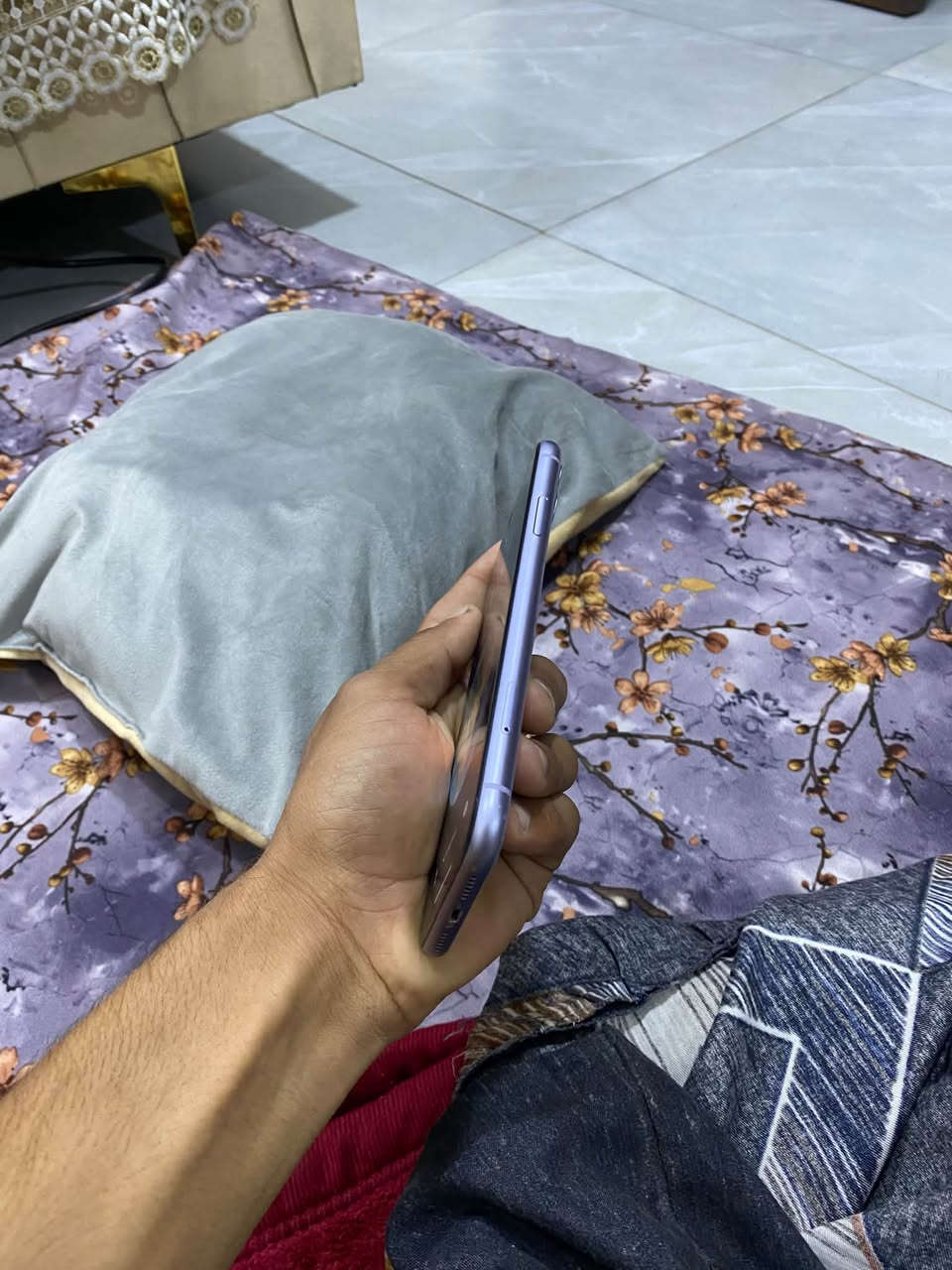 سلام عليكم 
ايفون ١١ عادي 
بطاريه٧٩ بلادي
ذاكره١٢٨ 
تك 
كله بلادي بالشرط التلفون جهاز لوك فيس ايدي شغال كلشي شغال سعره. 250  ومجال بسيط للشراي مكاني بغداد الغزاليه

