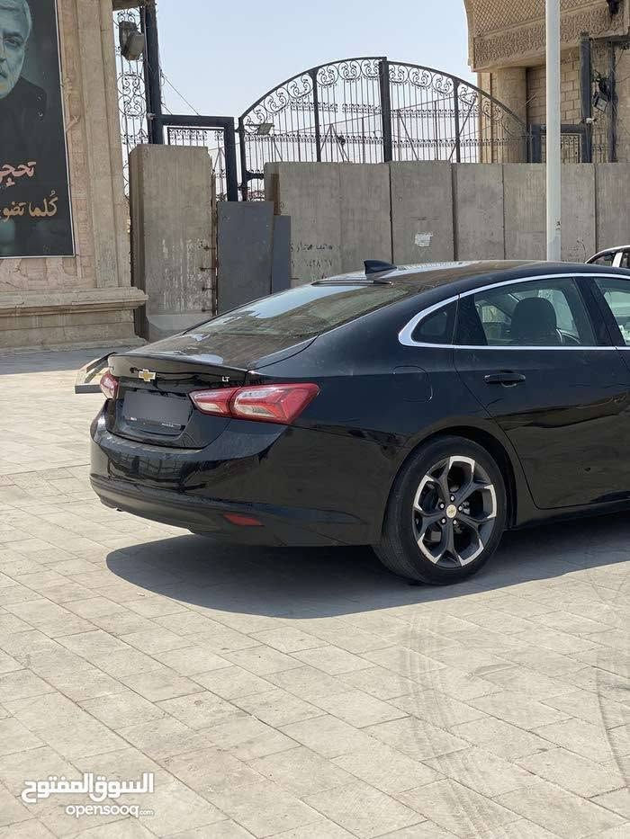 ماليبو 2022 LT 
بيع او مراوس حسب القناعة
الحادث موضح كما في الصورة من امريكا ومصلح بالخارج 
حادث عندي صار بالبصرة طابكه وطخها تكتك وسويتها بارد بالباب الي جنب السائق
#المواصفات :

▪️السيارة : ماليبو LT
▪️الموديل :2022
▪️المحرك : 4سلندر 1500 تيربو
▪️غرفة السيارة : كشنات قماش اسود بلادي
▪️رادار امامي
▪️حساس امامي 
▪️حساس خلفي 
▪️حساسات ورادارات الاجتياز الجانبية
 (نقاط عمياء)
▪️شاشة كبيرة للتحكم في ايعازات السيارة
▪️ بصمة تشغيل وتشغيل عن بعد
▪️لايتات عالي وناصي مع حاجب LED
▪️تحكم فول كهرباء لكرسي السائق والراكب
▪️تبريد قطعتين امامي وخلفي
▪️تدفئة لكشنات المقدمة مع تدفئة ستيرن
▪️تحكم ستيرن جهتين بلوتوث وحاكية وكروس سرعه
▪️نظام ABS مانع انزلاق
▪️منافذ USB امامي وخلفي
▪️السيارة جديدة وبوضع الشركة

 سعر السيارة  115
 عنوان السيارة : 📍 البصرة القبلة حي القائم

تفاصيل اكثر الاتصال على : *********** وتساب

نص مكتوب في الصور:
- السوق المفتوح opensooq.com
- السوق المفتوح
- opensooq.com