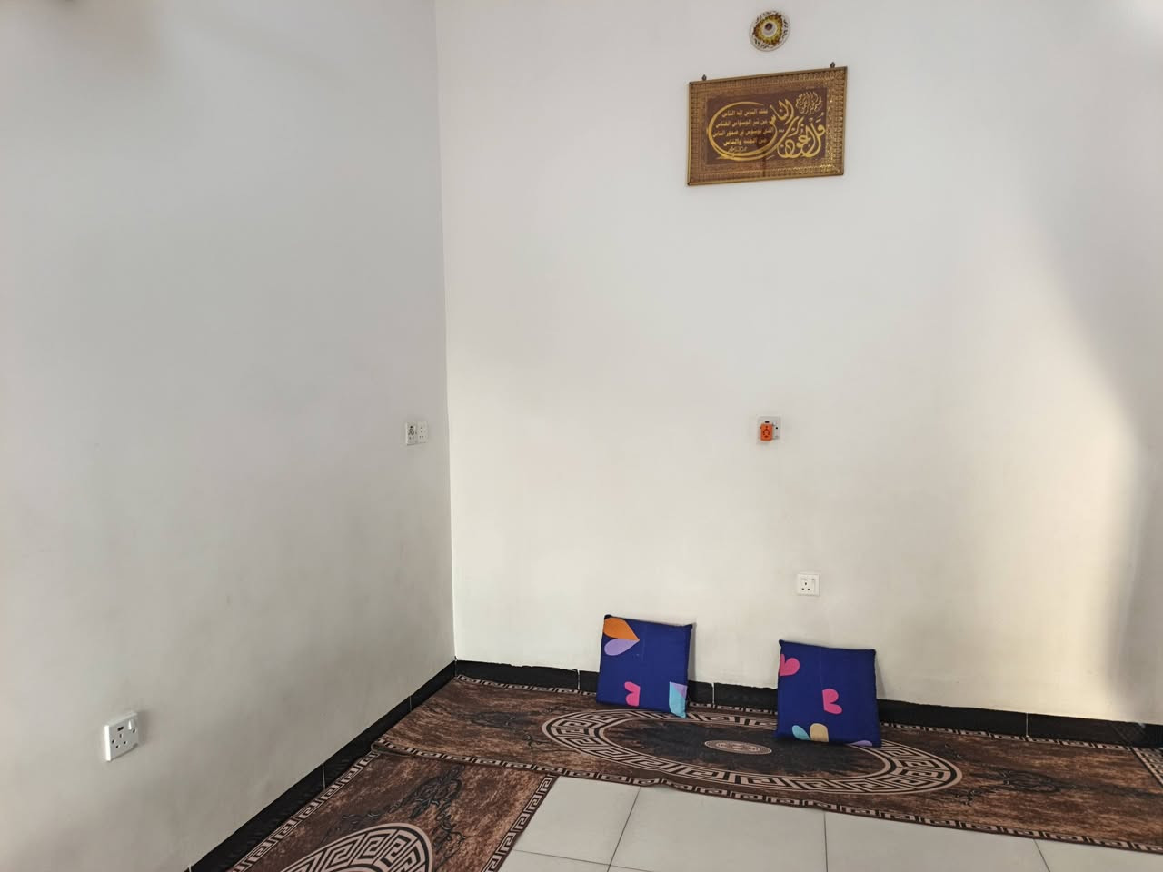 يالله سلام
بيت مساحة ٢٠٠متر
بناء حديث يحتوي على
٣غؤف نوم 
مطبخ حار وبارد
استقبال وحديقة وحمام 
السعر ٧٥ 
العنوان المداىن منطقة الجعاره للاستفسار الاتصال على ***********
