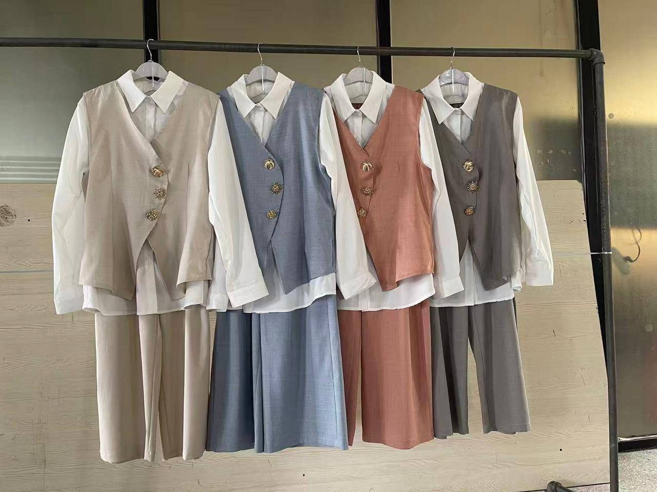 ✨ طقم جامعي 3 قطع ✨
تنورة + قميص + يلك 👗
متوفر بـ 3 موديلات أنيقة وبألوان جميلة 🌸
💰 السعر 45 ألف فقط مع التوصيل 
📍 متوفر لدى أزياء عسولة 🛍️
للحجز والاستفسار ***********
#يوجد_لدينا_خدمة_توصيل_لجميع_المحافظات

