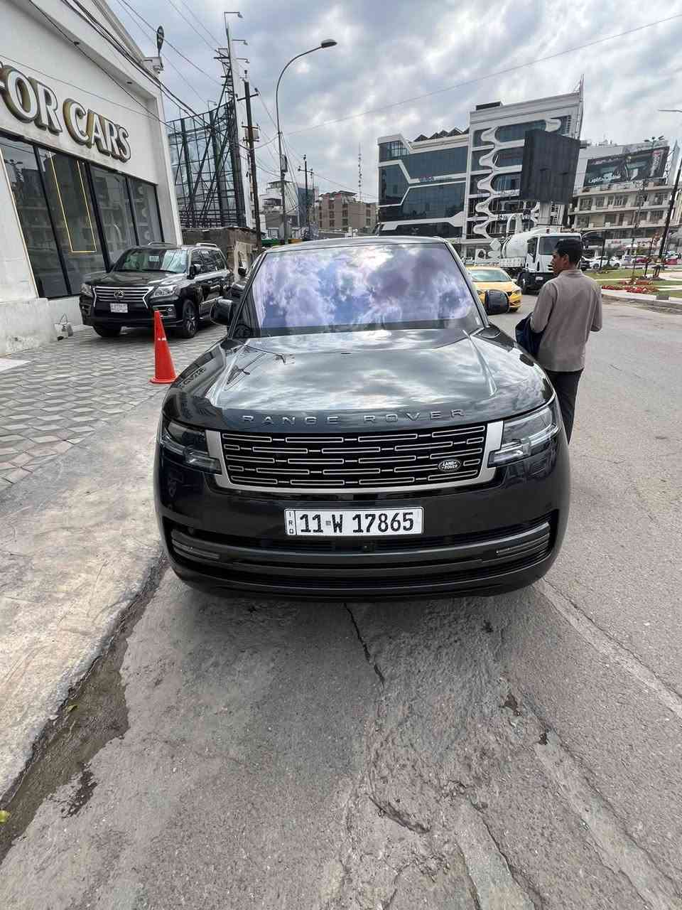 السلام عليكم الوحش البريطاني رانج روفر ٢٠٢٣ طلب خاص محرك ٨سلندر سوبر جارج P530اوتو باي كراف فول مواصفات اعله فئه لون جدا مميز ماشيه٥٥الف كيلو متر مكفوله من الضربه والصبغ عدى بادر جظا بسيط مواصفاتها ٤بيبان بصمه صندوك كهرباء قطعتين ٣شاشات حساسات دعاميه عدد١٢ كاميرات عدد٦ ويل كب حجم ٢٣ اكزوز رياضي بلادي كشنات كلها تدفئه تبريد كشنات خزن كشنات مساج سقف جلد وشامو  داتا شو جحم جبير دوسات كهرباء بانوراما رادار امامي رادار جوانب سياقه اليه تحديد مسار مانع تصادم هندبريك بصمة ستيرن كهرباء ثلاجه شاحن واير ليس داخل ماروني حصان خلفي كهرباء بردات خلفيه كهرباء شاشه ديجيتال شباك كروم لايت سمارت لايت زنون اناره داخليه محيطه متغيره الالوان اوتو بارك اوتو هولد وبعد بيها هوايه مواصفات السعر ٩دفاتر و٢٠ورقه وبي مجال لاتصال*********** مكان السياره بغداد الغزاليه
