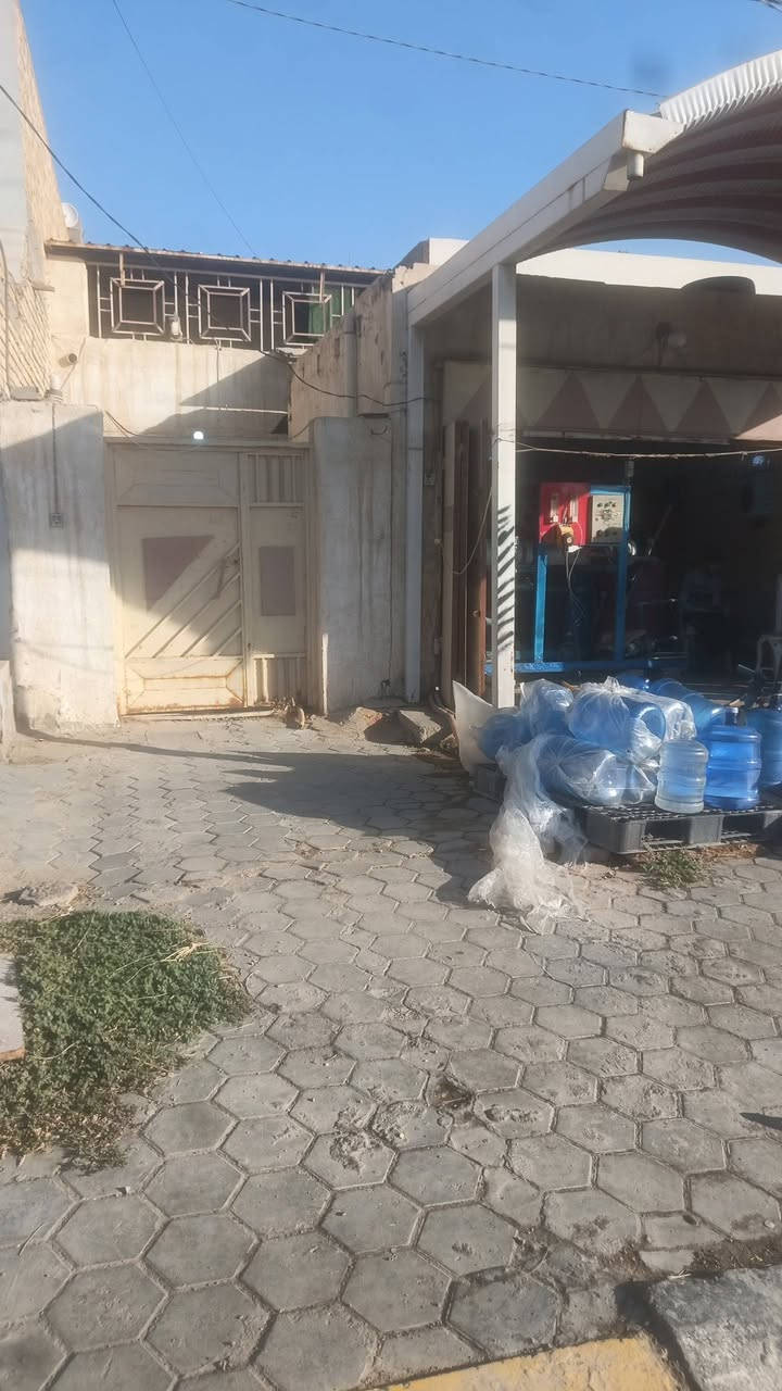 بيت تجاري سند  مستقل مساحة180 متر حي كندى الأولى واجة5, 7 نزال24متر بسعر عرصة مكتب ابو وهاب للوساطة العقارية ***********
