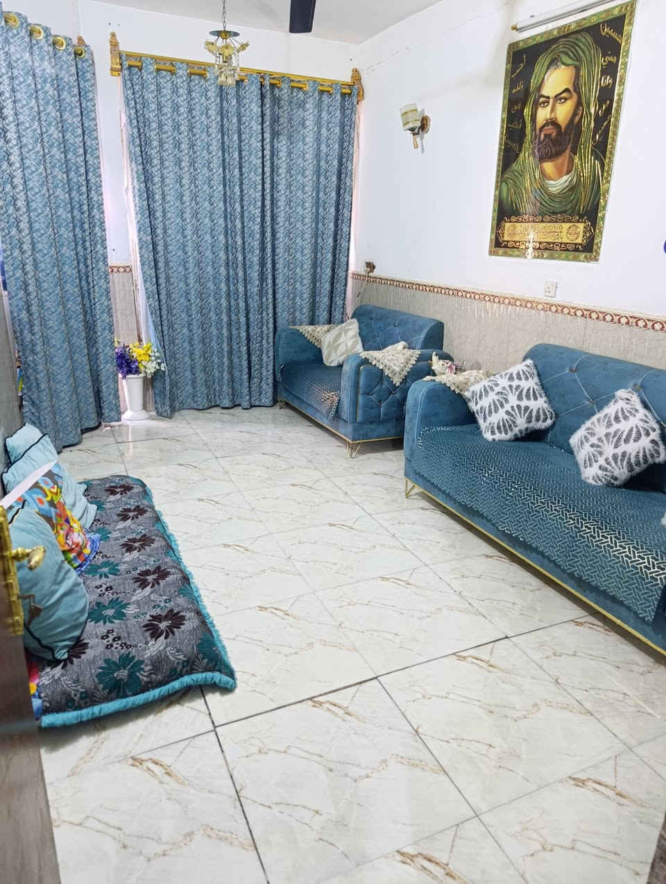 السلام عليكم دار للبيع خلف اسواق الحسنين مساحة ١٣٠ متر الواجهة 630 نزال ٢٠طابو زراعي سند ٢٥يحتوي على مطبخ ٣*٥وستقبال ٣*٥وحولي ٦*٤وحمام ٤*٢وغرفة كبيرة ٦*٥وترك ومنور السعر ٤٥للتواصل *********** علمن الارظية تحتاج ترميم
