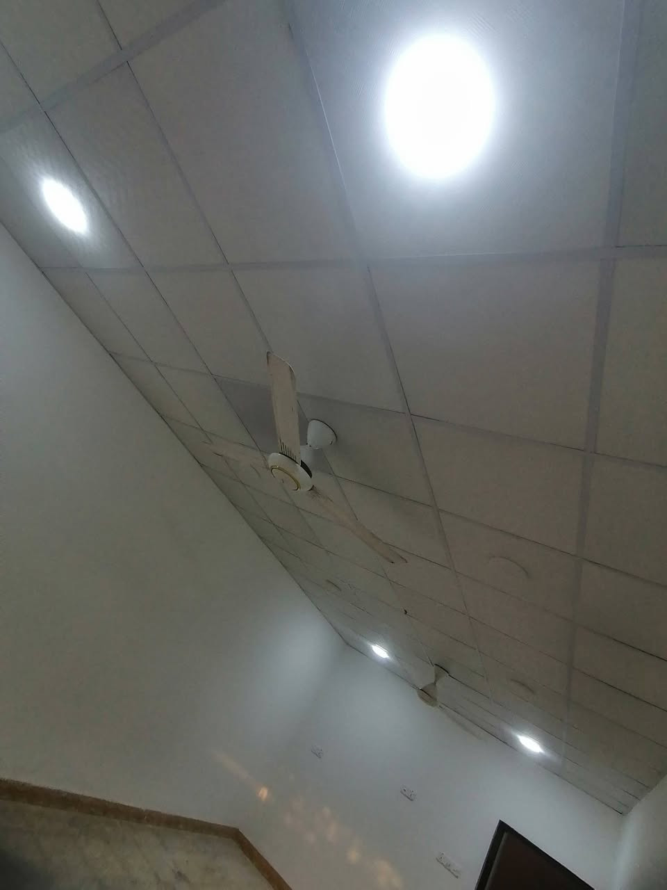 تم بعون الله تعالى اكمال تأسيس و تشطيب منزل مساحة ٢٠٠ متر في منطقة شفته.
الفني الكهربائي صالح الجبوري.
بعقوبة ***********
