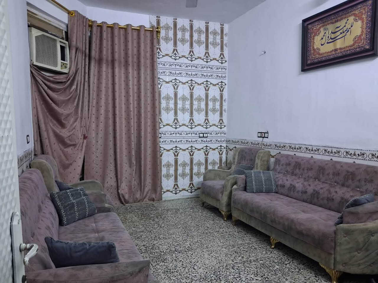 السلام عليكم
مساحة البيت 105م واجهيه 7 ونزال 15

بيت طابق واحد كامل مكمل والطابق

والطابق الثاني مبني غير صب السقف 

منطقة الوليد الزراعي سند 25 وكاله ام الصوره 

شارع تبليط ماء كهرباء مجاري 

شارع شيخ مناف الامانه مدخل 

مدخل الثاني من سدة الوليد 

(السعر95 ) ***********
