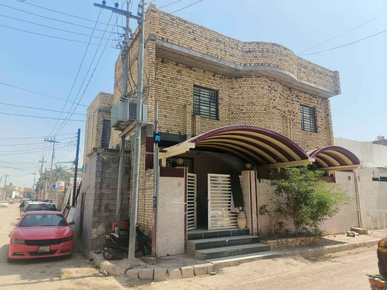 ياالله
سلام عليكم
البيت البيع طابو صرف
مساحه ((160)) متر مربع ركن 
طابقين حديث 
مغربه قرب جامع 
طابق أول يحتوي على استقبال وصاله وغرفتين نوم
 صحيات داخليه صحيات خارجيه
طابق ثاني صحيات وثلاث غرف نوم وصاله 
استفسار اتصل برقم صاحب لبيت
((***********))
