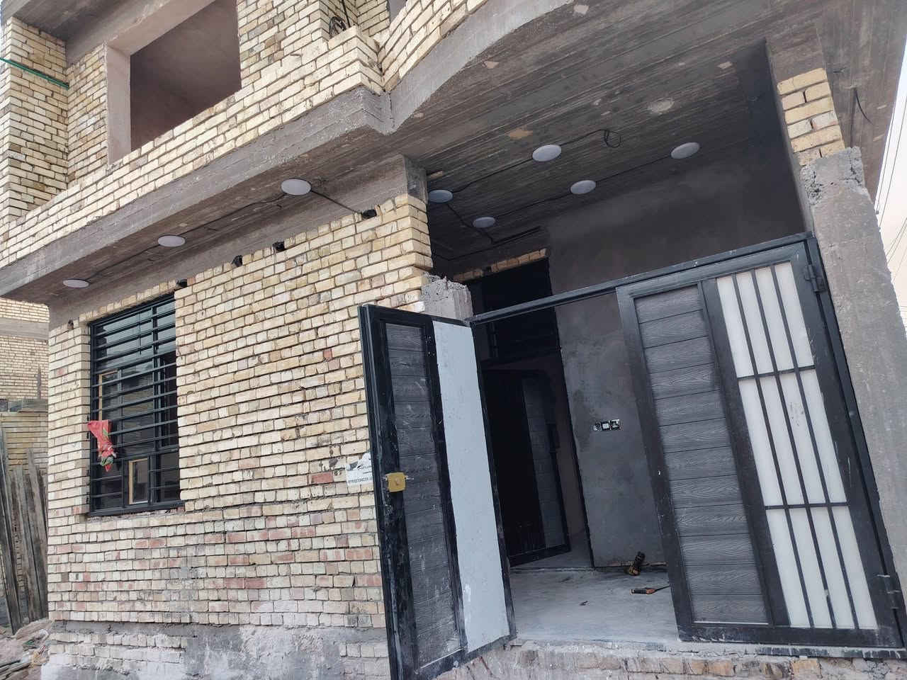 السلام عليكم بيت الإيجار 85 متر بالإطارات قرب المدارس
استقبال مع غرفه نوم  مع صاله ومطبخ مفتوح صحيات داخليه وخارج
البيت ستوه طالع من عندنا الخلفه جديد يحتاج غسل
***********
