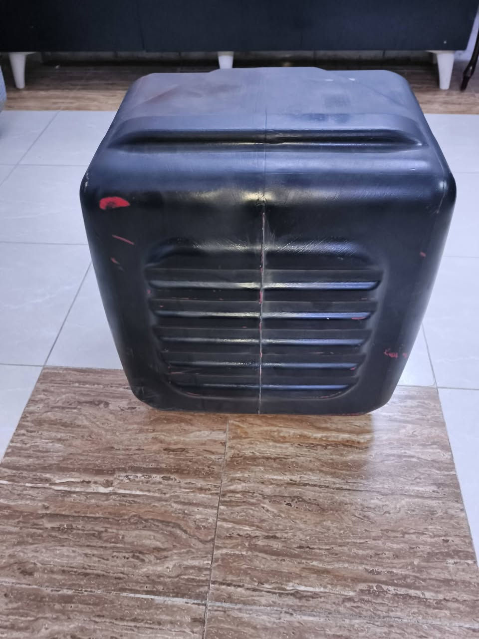 صندوك مربع مبطن نضيف غراضه كلهن موجودات جيب وشد سعرة 30 الف الجديد مالته ب40 قفل مالته موجود مفتاح
***********
