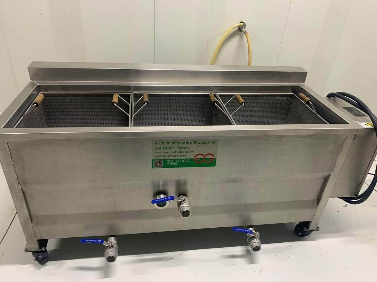 خط انتاج فنكر (بطاطا تصف مقليه) نص اوتوماتيكي. يتكون من:
1. جهاز غسل و تقشير
2. جهاز تقطيع 9مم
3. جهاز سلق كهربائي. ثلاث سلات و كل سله تاخذ تقريبا 12 كيلو. 
4. جهاز تنشيف.
5. جهاز قلي كهربائي.  ثلاث سلات و كل سله تاخذ تقريبا 12 كيلو.
6. جهاز تنشيف الزيت. 
7. تبريد صاعق. -40 
8. جهاز كبس.
9. براد و فريزر -٢٠ للخزن 7.5 طن. القياس 3*6.

للتواصل ***********

نص مكتوب في الصور:
- Deoiling machine Model:GGCY-400 Power:380V 50Hz 3phase 1.1Kw Capacity:50-200Kg/h Weight:300 Kg Dimension:900*500*800mm Small type freezer Model: GGR-45 Voltage: 220V-240V, 50hz Power: 1900w Temperature: -45degree Volume: 180L Dimension: 820*780*1370mm