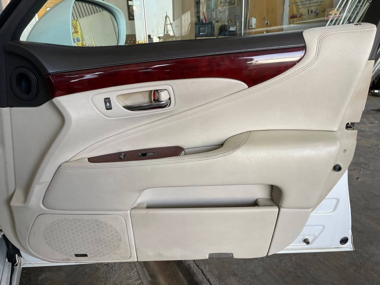 ﷽
اللهم صل على محمد وال محمد 

للبيع فقط 

لكزس فخر الصناعه اليابانيه
LEXUS 
الموديل 2007
الحجم LS460 
عداد المسافه200  الف كيلو متر 
المواصفات طلب خاص VIP
للعائلة المالكة بيت جلال طالباني 
والصور موظحه كلشي 
حجم المحرك 8 سلندر سعه 4.6 
دفع خلفي ( اكسل ) 
ناقل حركه ( گير ) 8 نمر  بثلاث وضعيات 
مدخلها سيرفس ويشمل صدر حداديه 
+دهن وفلاتر + ميزانيه الكترونيه + باتري جديد 
 ياباني اصلي  
فحص وسنويه وهزه كله جديد  وبأسمي 
السياره خاليه من النواقص 

اختصر المواصفات المهمه فقط 
ابواب شفط  5 بصمات 
الصندوق كهراباء يصعد وينزل  
لايتات داينمك متحركه مع وضعيه السياره وزنون
المقاعد الخلفيه الي هيه كلش ممتعه طبعا 
تتميز بالمساج وهيتر وتبريد  وميز طعام وقاصه وديفيدي وأقراص 16 فول صاج  فول ايرباك كما موظح بالصور
نضام الصوت فدشي رهيب من شركه( مارك لفنسون)
شاشه اماميه  وشاشه خلفيه DVD
وانضمه جدا عديده بالسياره الصراحه نصها مو فاهمها 😅

اخوان السياره كلش جديده ومابيها نقص   
صبغ حزام لجماليه كفاله من الكص والنقل جثه تحويل ثاني يوم
مكانها بصره   للاستفسار ***********
***********فقط واتساب ابو رضا
