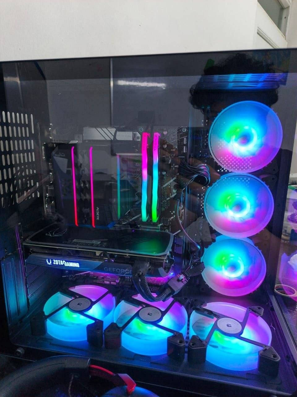 سلام عليكم PC للبيع
معالج i5_14400f
كرت الشاشة RTX4070 super 
البورد prime b760-plus
الرام t-force 32(16×2) 5600mhz
M.2:lexar ssd nm620 1tb
مبرد هوائي
كيس بالصورة
بورسبلاي segotep GN750W
ups kstar 2000va اوفلاين
الشاشة aoc 2k 170hz 
كيبورد redragon kumara k552
ماوس اتاك شارك x3-pro
جوستك gamesir g7-pro
السعر مليونين ونص
واتساب ***********
