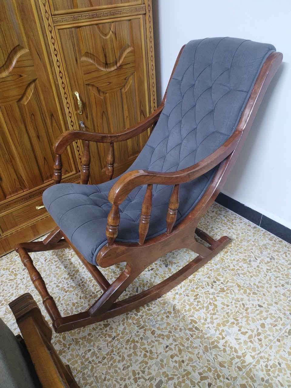 السلام عليكم اغراض نظيفه جدا للبيع المكان السريدات قرب سيطرة الشعب القديمه للأستفسار واتساب ***********
