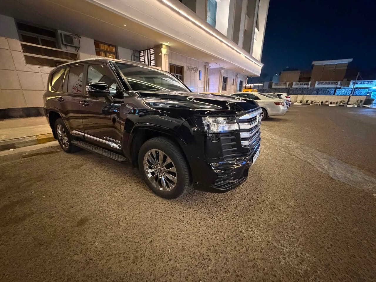 السلام عليكم لاندكروز 2024 زيرو
موصفات GXR لمتد. 
رقم بغداد 
6سلندر 
ماشيه 4 ألف حقيقي ع ايدي 

مكفولة من البارد والصبغ والفتح / فقط بيه رصعات بسيطه 
السعر 67000$ 
الااتصال ***********

