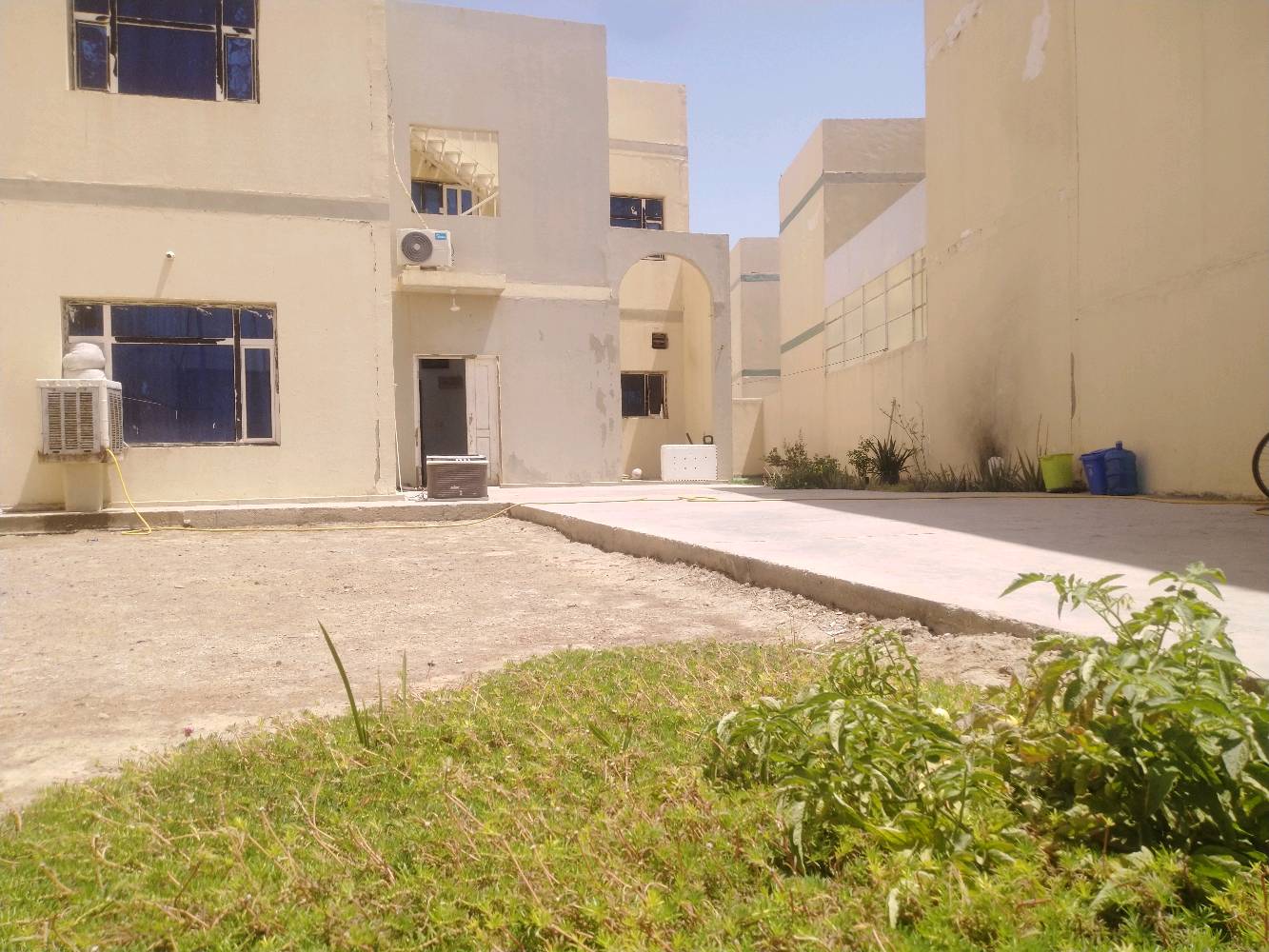 دار للبيع النجف الأشرف قرية الغدير الأولى فئه ج مساحه ٢٩٦ متر مجاور للركن على شارع ٦٠ مقابل مجمع القضاة والمحكمه الاتحاديه (البدور) بلوك ٩٥ دار ١٠ طابقين ٤غرف نوم ٣خدمات +استقبال +مطبخ و٣حدائق خلفيه وجانبيه واماميه مع كراج يسع ل٣سيارات باسمي سند حر . الدار واقع الحال ٣٠٠ متر . السعر ٣٧٥ رقم الهاتف *********** واتساب