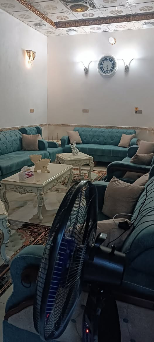 السلام عليكم 
معروض للبيع نصف دار امامي (١٠٠) م في منطقة حي الرافدين قرب أفران السلام 
بناءً حديث كونكريت طابوق 
طابقين 
الطابق الأول 
استقبال وصاله ومطبخ وصحيات 
الطابق الثاني 
غرفه نوم عدد ٢
صاله 
صحيات 
مطلوب إلى المصرف العقاري 
(٢٥) مليون 
للاستفسار الاتصال واتساب ***********
مكتب المدار الذهبي للعقار
