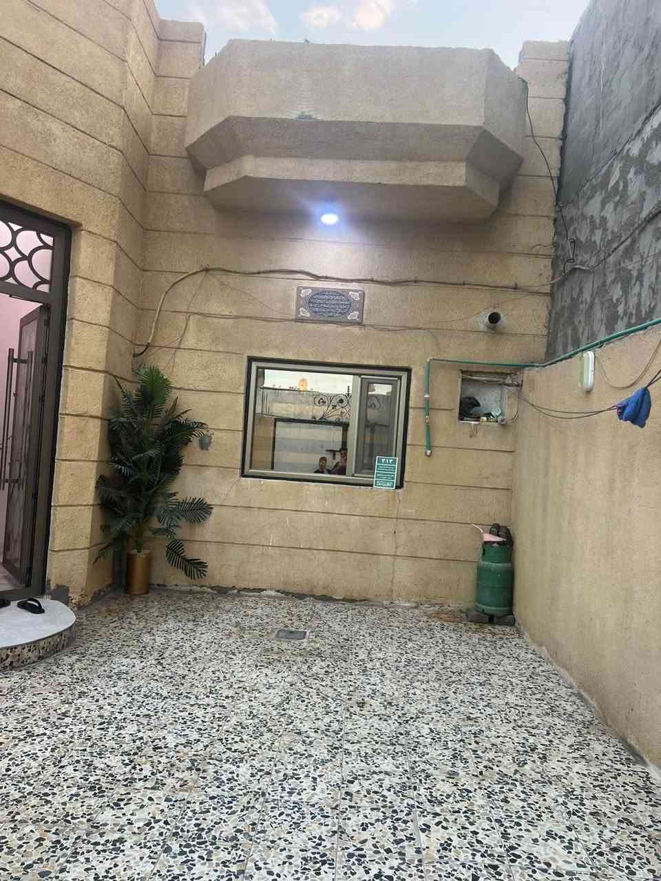 بيت للبيع مساحة 300 متر في ابي الخصيب عويسيان طابو زراعي عراقي صرف وكاله ونسخه من السند 
بيه غرفتين نوم كبار وصالة واستقبال ومطبخ حار بارد وحمامات داخليه خارجيه كراج كبير وحديقة امام المنزل وخلف المنزل مثل ما موضح في الصور البيت كامل ما بيه نقص 
السعر 115 مليون 
للستفسار على الاتصال عل الرقم *********** بيه واتساب او المراسله عل الخاص البصرة, العراق
