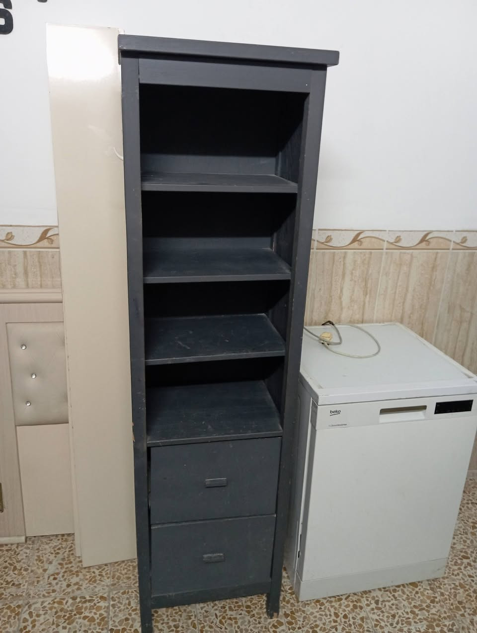 عربنة جديدة  سعرها 75 الف 
كومدي خشب عراقي اصلي 50 الف 
سرير عدد2 75 الف
***********
اربيل
