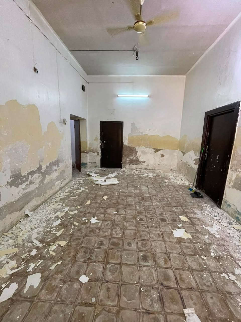 نستلم الغرفة تعبانه نرجعها جديدة 
 تريد نفسيتك ترتاح ابيتك  من تشوف جمال بيتك الحل يمنه 
 طلس عام للغرفة و ترجع جديدة بلباكيت  أن شاء الله✅
نعالج الرطوبة ✅
تصليح و صبغ ✅
اخفاء سيراميك بدون تفليش✅
عمل جميع انواع الديكورات سقف وجدران✅ 
صبغ بيت جديد+بيت قديم
شغل درجة اولى☝️
***********
