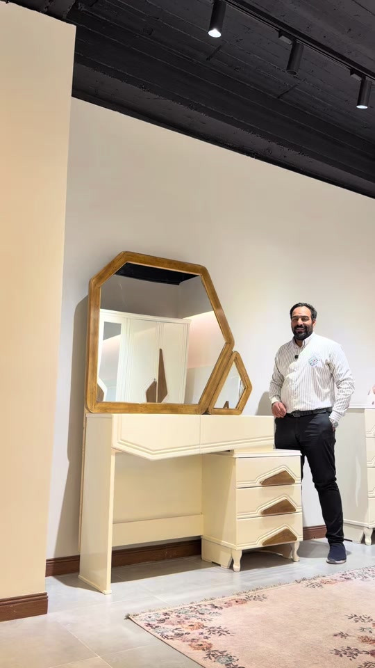 ⁨ موديل الهرم السعر مليونين و900 الف  غرفة 6 ابوا طابقين ملحق داخل تتكون من 10 قطع الوجة MDF ثمانية ملم الداخل صاج طبيعي 3ملم ومعاكس خشب ابيض 2 ملم وMDF  الظهر چرچوبة شد براغي  قواطع المجرات بلوك بورد وتحفير السكك بالخشب السرير خشب ركَم لوح 6 ارجل ثقيل شازلون خزان من نفس عمل الغرفة طابورية جلوس إضافية  ارتفاع الكنتور 244 سم عرض الكنتور 320 سم عرض زاوية الملابس 112 سم يعني الكنتور وزاوية الملابس ضلع كامل 432 سم  السعر 2900 فقط شركة الأفراح للأثاث العراقي  ‏ غرفة نوم- اطقم قنفات - مفروشات - اخشاب تصنيع الأثاث  ‏العنوان محافظة واسط قضاء العزيزية الشارع الجديد مقابل مسبح ومدينة ألعاب العزيزية  ‏التوصيل والشد مجاني إلى جميع محافظات العراق ‏خدمة استبدال الغرف العراقية القديمة بغرفة جديدة مع الاتفاق على الفرق ‏ خدمات ما بعد البيع لمدة سنة مجانية  *********** *********** *********** *********** *********** *********** #اثاث #اثاث_فاخر #غرف_نوم #نجارة 
