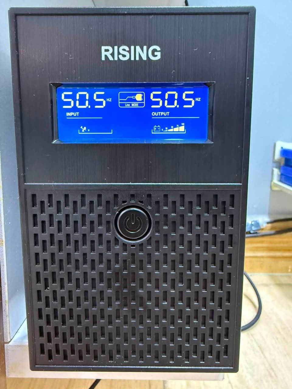 جهاز UPS RISING COMBO بقدرة 1500VA
للبيع جهاز UPS RISING 1500VA COMBO الممتاز بقدرته العالية واستقراره للتيار الكهربائي. مصمم خصيصاً ليتحمل أجهزة الألعاب الحديثة مثل PlayStation 5 والشاشات وأجهزة الحاسوب.
✨ أبرز المواصفات والمميزات:
 🔋 السعة والقدرة: 1500VA توفر لك وقتاً كافياً لحفظ تقدمك في الألعاب أو إغلاق جهازك بآمان أثناء الانقطاع.
 🎮 متوافق تماماً مع PS5: مخصص لتشغيل أجهزة الألعاب الثقيلة دون انخفاض في الأداء أو إعادة تشغيل مفاجئة.
 ⚡ تنظيم تلقائي للجهد (AVR): يوفر تياراً ثابتاً ومستقراً لحماية أجهزتك الإلكترونية الثمينة من تذبذب الفولتية.
 🛡️ حماية من الحمل الزائد (Overload Protection): يحمي أجهزتك من أي ارتفاع مفاجئ في التيار.
 ❄️ ميزة التشغيل البارد (Cold Start): تشغيل الجهاز مباشرة من البطارية حتى عند عدم وجود كهرباء رئيسية.
 🔄 متوافق مع المولدات (Generator Compatible): يعمل بكفاءة وبشكل سلس مع مولدات الشارع أو المولدات المنزلية.
 🖥️ شاشة عرض رقمية (LCD Display): لمتابعة مستوى البطارية والفولتية وقدرة السحب بكل سهولة.
💡 حالة الجهاز:
 كارتونه متوفر وموجود بالكامل.
 نظيف جداً وتعمل به جميع الميزات بكفاءة عالية.
السعر 70,000

📞 للتواصل
 المكان: [البصرة/التنومه]
 للتواصل: عبر الخاص أو واتساب على الرقم: [***********]
