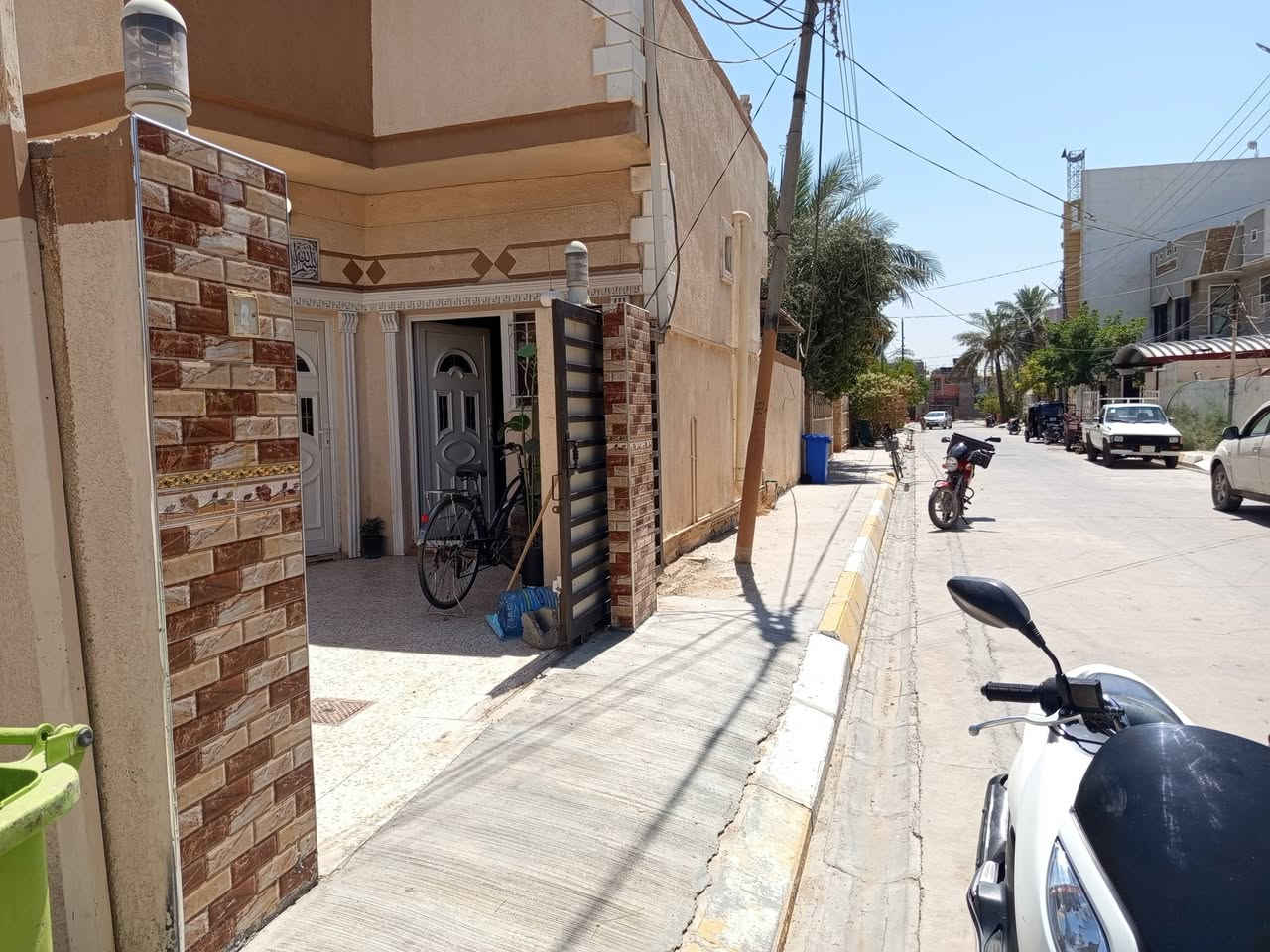 دار ركن طابقين للبيع مساحه 117م طابو زراعي سند 25 مكاتبه ووكاله خارطة وديكور وتصميم درجة اولى بناء طابوق الخدمات ماء وكهرباء وتبليط وخط مولد ومجاري وارصفه واناره يتكون من استقبال وغرفة نوم وصاله ومطبخ وصحيات داخليه وخارجية وكراج الثاني صاله وغرفة نوم بعقوبة بهزر حي القادسيه الفرع الرابع السعر 95مليون وقابل للتفاوض تفاصيل اكثر داخل الفيديو للاستفسار خاص او ***********
