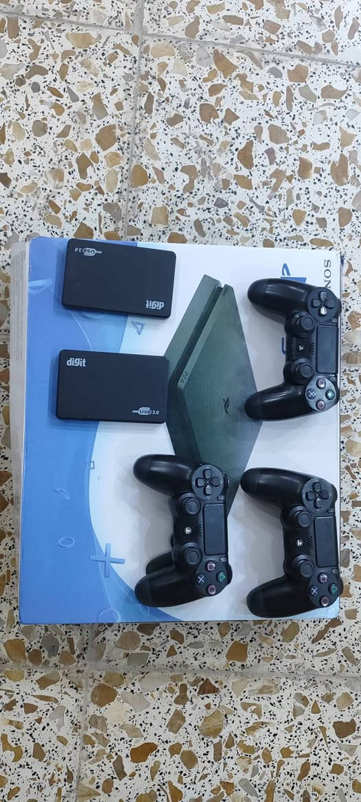 بلي فور ذاكره 500 مهكر نضام 12 لوك ستيكر مامفتوح
مع يو بي اس تشغيل نصف ساعه 
 مع جوستك عدد3
 مع هارد خارجي 1تيرا 
مع هارد خارجي ثاني 500 
السعر 325 وبي مجال قليل 
البلازما هم للبيع سعرها 100 الف 
العنوان كربلاء ***********
