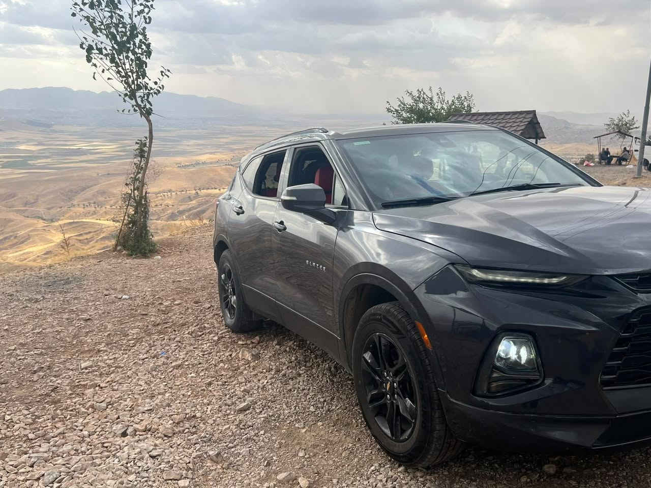 بليزر 2021 lt3 
ماشية ٥٠ الف ميل
حادث قطعتين خفيف ومرفقة الصور بالمنشور 
ايرباك ستيرن فقط 
رقم اربيل 
محرك ٦ سلندر 🚀🚀
كير ٩ نمر 
تشغيل عن بعد بصمة بيبان صندوق بصمة مغلف داخل جلد احمر تدفئة كشنات تحديد مسار نقطة عمياء دفع رباعي وسبورت 
تايرات جديد 
باتري جديد 
حدادية نظيفة 
سيارة بأسمي تحويل ثاني يوم 
تواصل واتساب 
***********
مكان بغداد / الحارثية

نص مكتوب في الصور:
- 49637283
