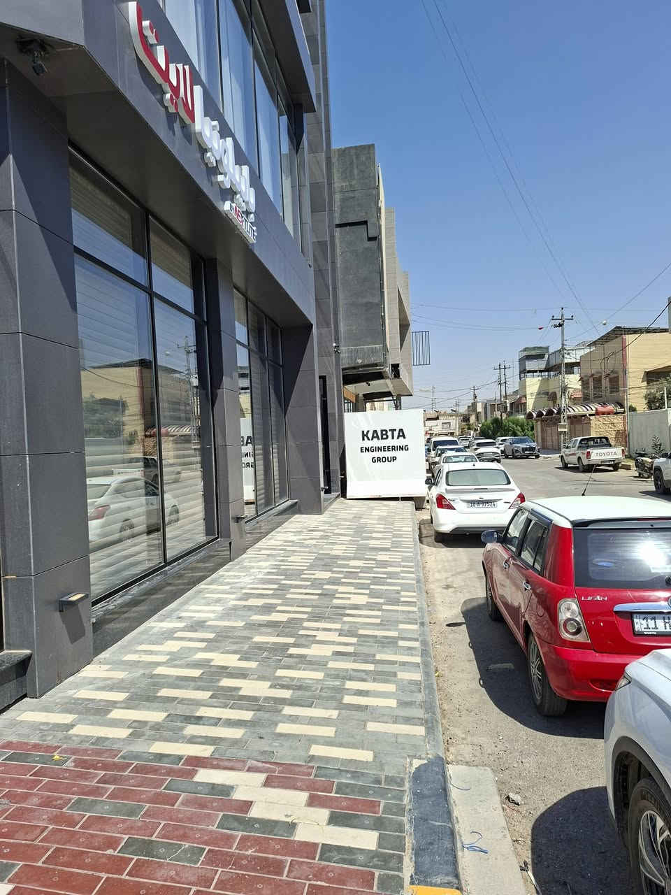 السلام عليكم فرصة استثمار  بناية للبيع المساحة ٣٣٠ متر مؤجرة بالسنة ٦٥ مليون بالسنة بناء هندسي حديث موقع تجاري مميز في شارع ٤٠ مقابل الاليات  رقم الموبايل ***********

