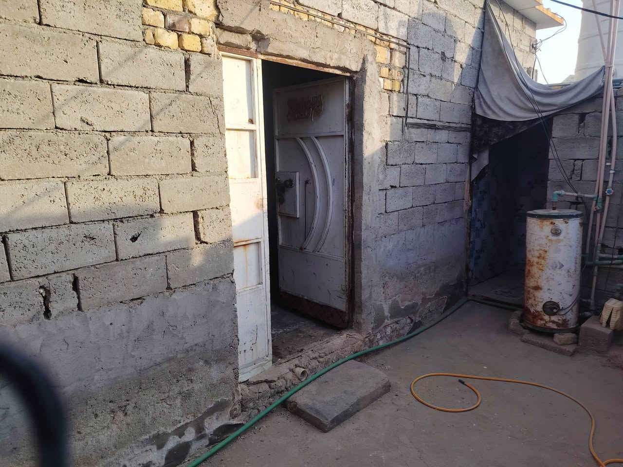 سلام عليكم بيت زراعي للبيع نضيف كبال مديرية المرور 200متر مال عويل بي حديقة جبيرة السعر 13 بي مجال ***********
