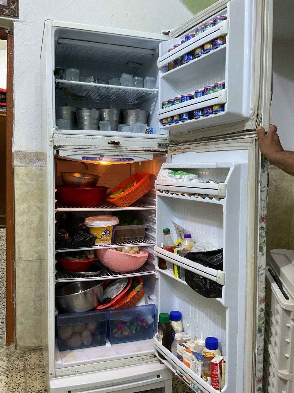 ثلاجه شغاله تجميد فريزر وتبريد للبيع السعر200 وبيها مجال مكان كوت حي الجهاد للتواصل ***********

