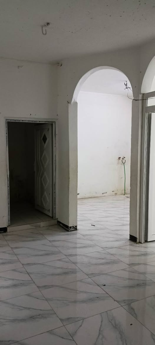 شقة للايجار 🏫
حي البكر قرب جامع البديع...
مساحة 200م 
غرفتين نوم وهول واستقبال ومشتملات 
الشقة نظيفة ومرتبة...
للاستفسار مراجعة مكتب المازن حي البكر شارع المنظمة قرب المركز 
او الاتصال على 📞☎️***********
