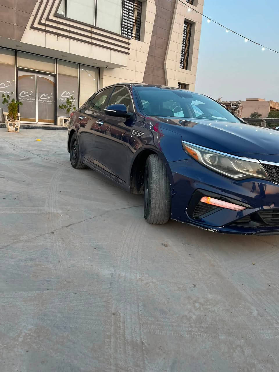 السلام عليكم
كيا اوبتيما 2019 وارد امريكي 

محرك 240‪0
رادار امامي (مانع تصادم)
رادار خلفي
رادار جانبي
حديد مسار
حساس خلفي
بريك ذاتي عند اقتراب من سياره قريبه
فول تحكم ستيرن
كروز مثبت سرعه
ويل كروم
شاشه لمس كبيره
لد نهاري
كشاف بالدعاميه
اشاير بالمري
‏حساس اطارات
بلوتوث منفذ  اوكس Usp حاكيه تلفون
رقم أربيل بسمي. مكاني سكندريه الحصوه ***********
