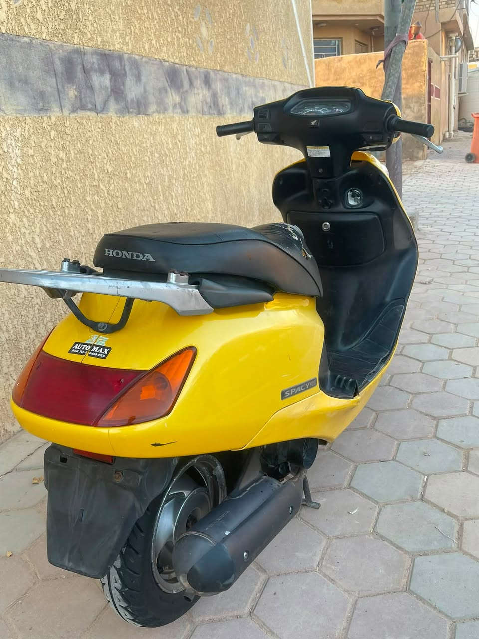 سلام عليكم دراجة سبيسي للبيع مكينة ما مفتوحة كفرات اصليات تاير خلفي جديد اشاير بكلابت كلة شغال كل غراضهة اصليات قفل جنطة قفل ستيرن شغال مكانهة جصاننن ب775 وبيهة مجال 
***********
