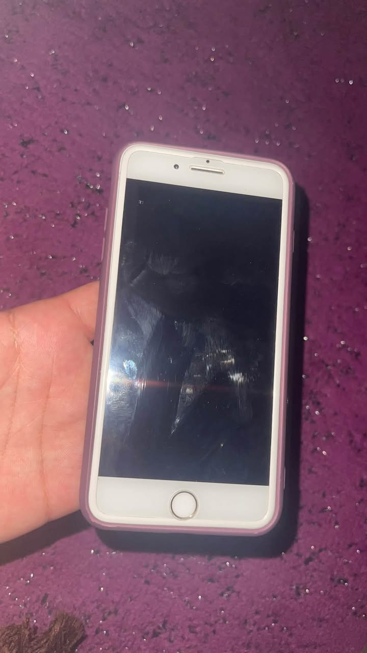 السلام عليكم
٨بلاص 
ذاكره٢٥٦
مستبدل  فقط بطاريه اصليه من أبل ماتقره بالاعدادات
الجهاز نضيف يلمع
كامرات دمعه تجنن
بصمه شغاله 
صوت سيم كرت شغال على حسب الاصول 
السعر ١٥٠وبي مجال بسيط  ***********هـ
