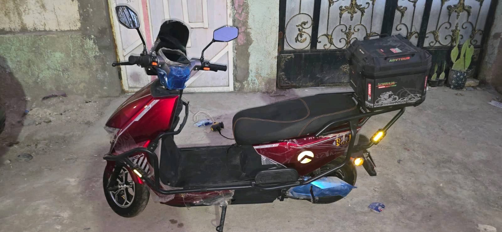 🛵 للبيع دراجة كهربائية GAROW – جديدة
للبيع دراجة كهربائية GAROW بحالة جديدة تمامًا، مشتراة حديثًا ولم تُستخدم إلا للتجربة البسيطة إن وُجدت.
🔋 6 بطاريات، سعة 32 أمبير
⚡ محرك قوي
🛞 إطارات جديدة
💡 إنارة وإشارات كاملة
🪑 مقعد مريح لشخصين
🧳 حامل خلفي + صندوق
✨ الدراجة نظيفة جدًا وما بيها استخدام فعلي
سبب البيع: عدم الحاجة إليها.
📍 الموقع: البصرة
 خاص.
ملاحظة: الدراجة مثل ما واضحة بالصور، جديدة ونظيفة جدًا
الرقم الاستفسار ***********