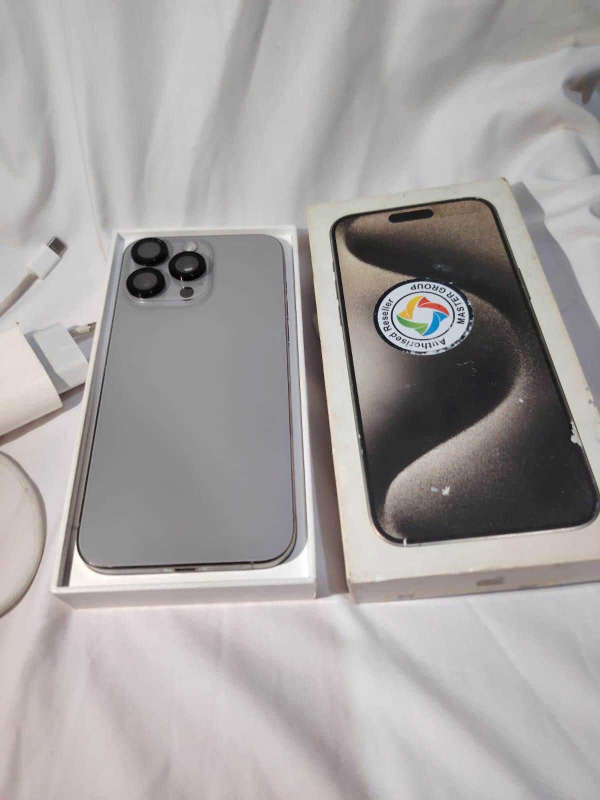 iPhone 15 Pro Max
اللون: تيتانيوم
الذاكرة: 256GB
البطارية: 100% (عدد الشحنات 460 )
 الجهاز جديد ونظيف ، فطر بالكلاسة اسفل الشاشة فقط 
ملحقات كاملة ، السعر 900 ( قابل للتفاوض )
العنوان بغداد، العماري ( المعامل ) 
*********** متواجد واتساب .
