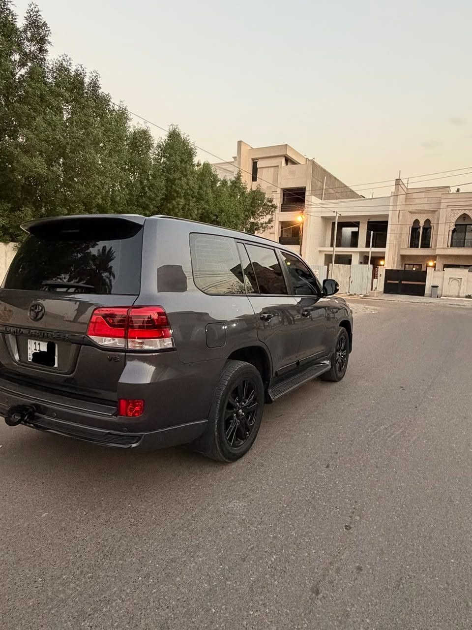 السلام عليكم للبيع لاندكروز موديل 2018 لون فيلي غامق فئة شركات معروفة مواصفاتها كراسي جلد + كهرباء اسلايت بصمة وبعد بيها مواصفات سيارة جديدة مال بيت استعمال شخصي ماشية 92 الف حقيقي شرط الفحص السيارة جاهزة بدون اي نقص مكفولة من الصبغ بيها فقط بارد شي بسيط جدأ اني مسوي بيها سونار وموضح كلشي بالسونار حته لا اتعبك ولا اتعبني السونار منشور وي الصور رقم بغدادالجديد بأسمي والتحويل مباشر السعر المطلوب 405 ورقة مكان السيارة بغداد ال كرخ حي الجامعة شارع الربيع للستفسار هاذا الرقم *********** وشكرأ
