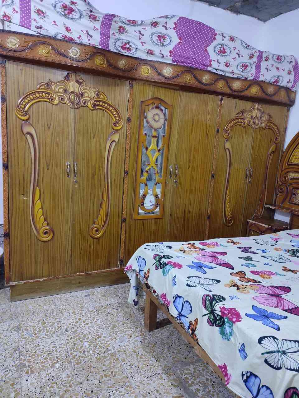 السلام عليكم للبيع  غرفه اخشاب كامله ملحقاته وياهه جربايه مال اطفال ودواشك اثنين ضغط عالي السعر 500وبيه مجال للشراي اتصال *********** متواجد عالفيس
