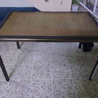 ميز طعام • المنيوم • نضيف