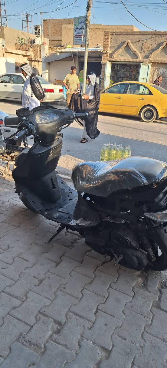 سلام عليكم
دراجه فراشه فحل 
دراجه كلها شغاله كهربائية كله رياضي درجه اولى دراجه خير من الله 
ستوني مجفته تجفيت وكاله غراض كلها تفصيخ اصلي تجي وتشوف بعينك بعدها على السحك 
***********
تريدها اتصل غير متواجد على الفيس 
مكانها دوانيه شاميه سعرها 425 وبيها مجال 
دراجه هواي مصروف عليها
