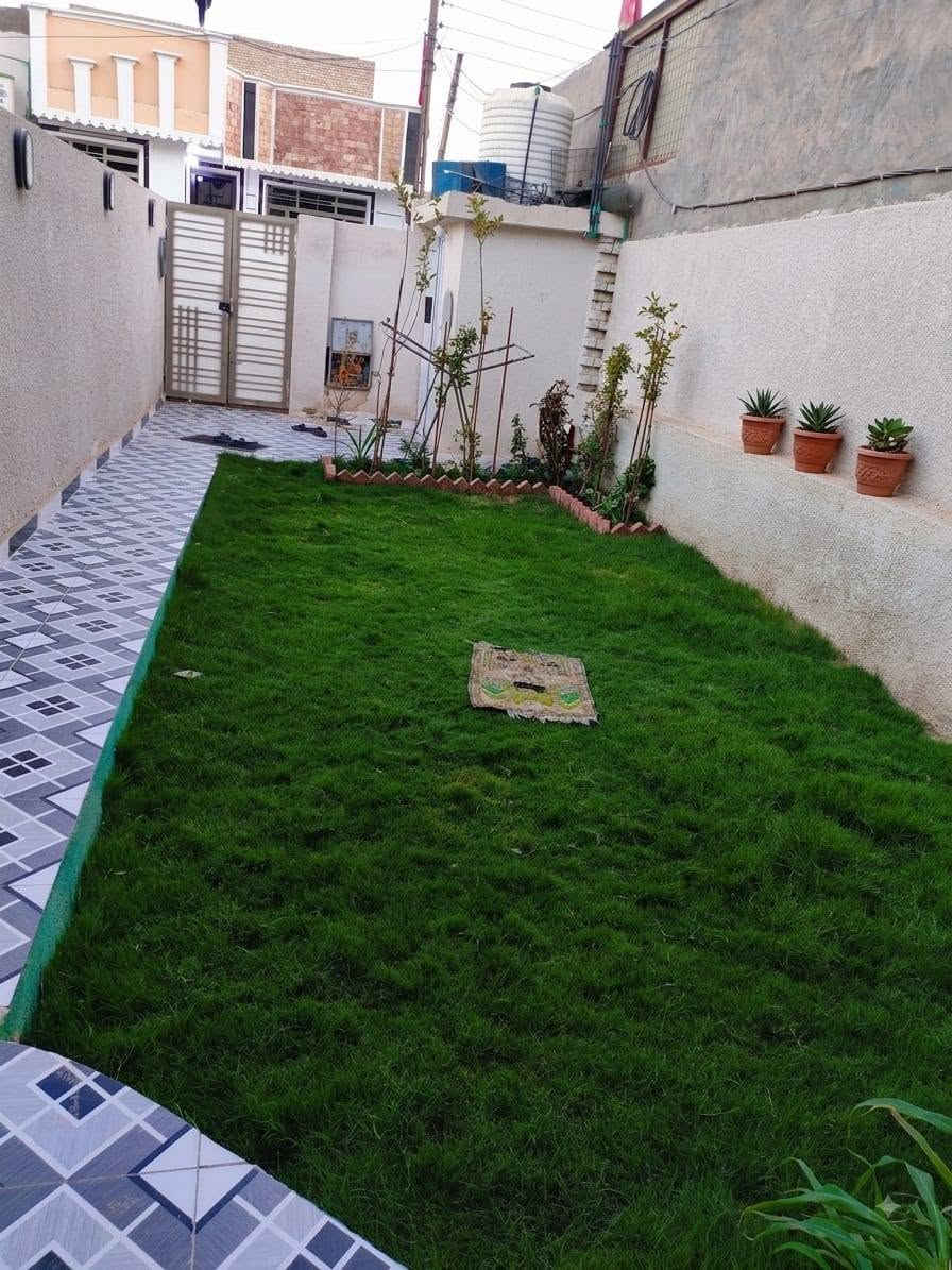 السلام عليكم بيت للبيع مساحه ١٢٥م .طابو سند ٢٥ بناء حديث درجه اولا مطبخ ٢×٣ونص +حمام متر ونص في مترين +غرفه ٦×٤ صاله بدون درج ٥×٤ونص حديقه ١٠×٤م حوش ٣ونص م  حمام +صحيات مزدوج خارجيات السطح متصعدله ابد مجلي ومسلط والمرازيب دفن ومجاريهن كلهن  والحمام والمطبخ  تريد ب السبتتنك او خارجي   ثالث بيت عن الشارع العام مقابل صوره الشهيد البطل الطيار. الجيران الفرع كله بي ٣ابيوت فقط وكلهم ناس اجاويد واهل والله ونهايه الفرع مسدود هدوء وسيارتك تكتك ستوته ب الباب ماكو احد يوصلها..السعر مع الاثاث ٤٥...بدون اثاث ٤٢ واسف ع الاطاله حتى اليجي ميتعب بس يشوف وشكرا للجميع ويارب بيت العافيه الي يصير من نصيبه.بيه نخله وتين ورارنج تقريبا ٦مثمرات اضافه الى ياس وزهور***********
