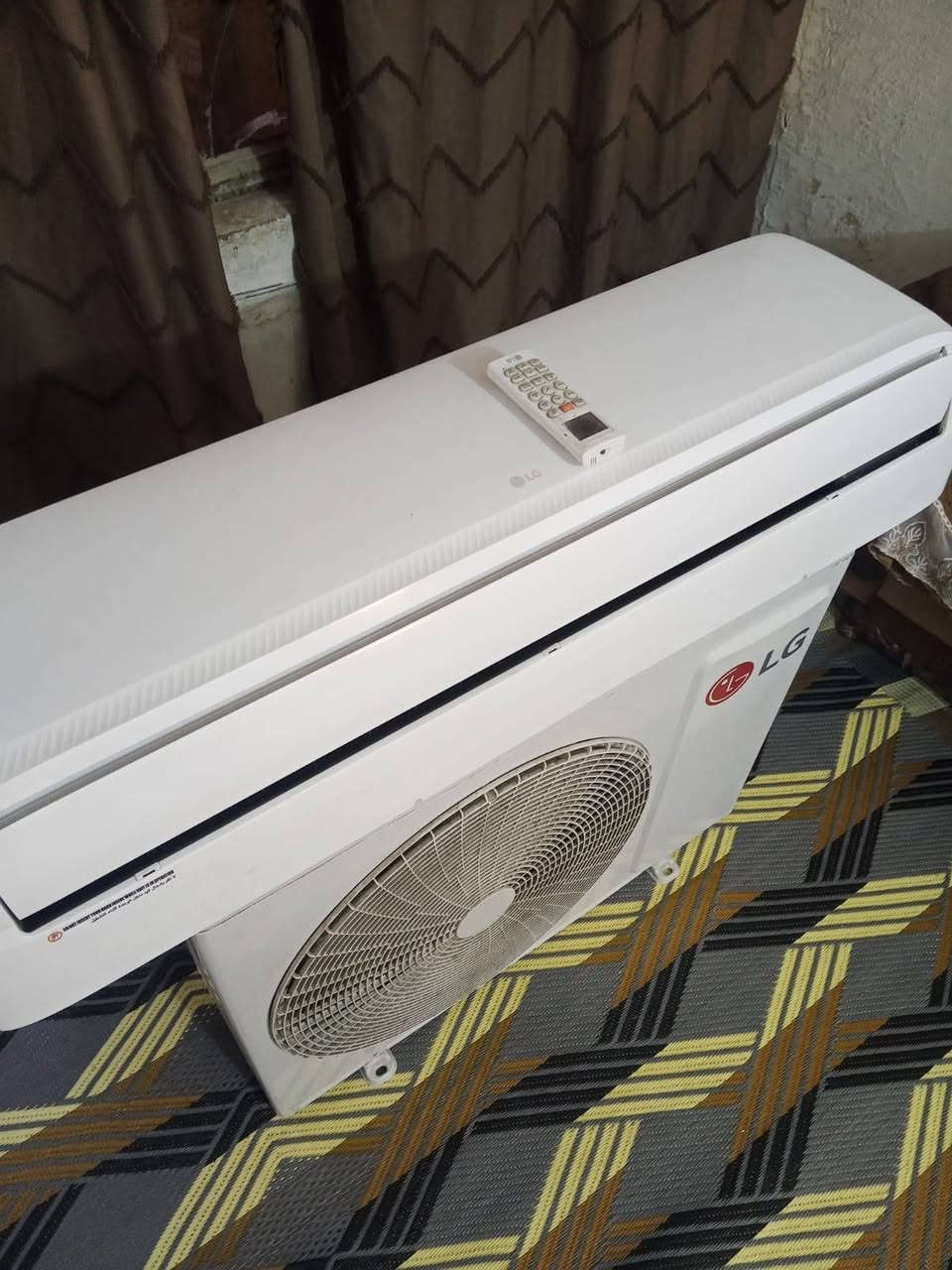 سلام عليكم سبلت ايل جي  حجم طنين غاز 410 شغال بس يذب هواء حار فتحنا للبيع بدون بواري بقن دفن بل حايط سعرة 200 العنوان بغداد سبع قصور حي اور ***********
